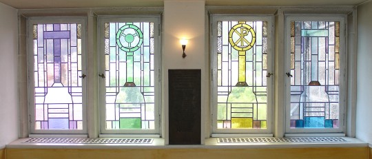 Fensterseite der Kreuzkapelle mit Gedenktafel